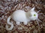 Белый вязаный котенок